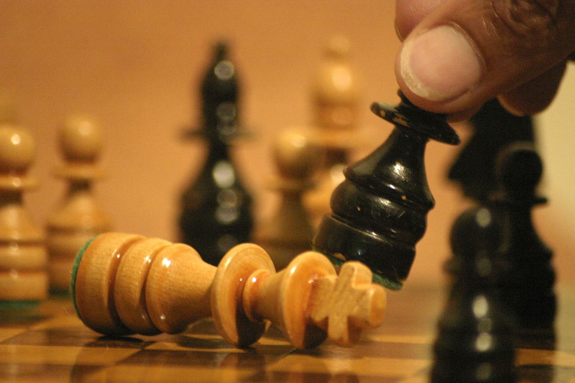 Schachbrett mit Figuren; Der König wird geschlagen.